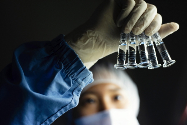 SK바이오사이언스 연구원이 백신 개발을 위한 R&D를 진행하고 있다. <사진=SK바이오사이언스>