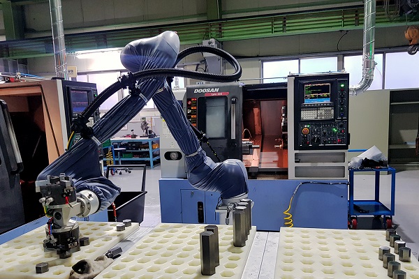 두산이 협력사 스마트공장 구축을 위해 도입한 협동로봇이 생산현장에서 작업을 수행하고 있다. <사진=두산>