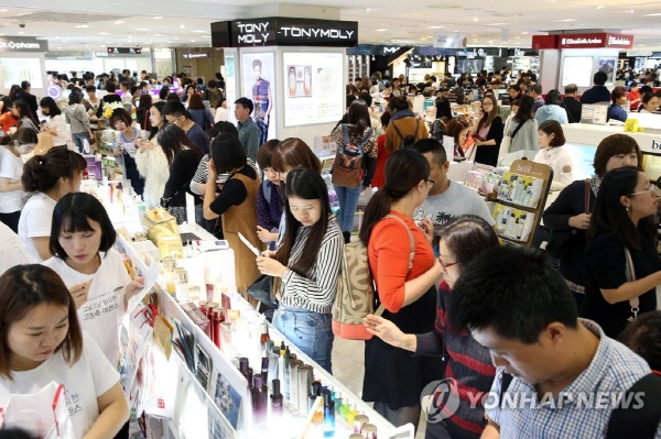 면세점에서 중국인 관광객들이 화장품을 고르고 있다. <사진=연합뉴스>