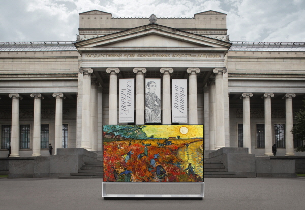 러시아 모스크바 푸쉬킨미술관 앞에 전시된 LG 시그니처 <사진=LG전자>