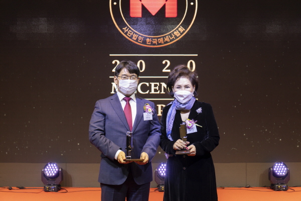 2020 메세나 대회 시상식에서 Arts&Business상을 수상한 후 김승곤 에몬스가구 전무(왼쪽)와 강화자 베세토오페라단 단장이 기념사진을 촬영하고 있다.<사진=에몬스가구>
