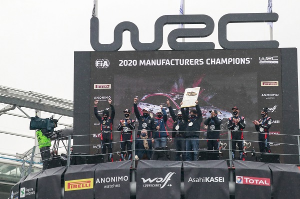 2020 월드 랠리 챔피언십 제조사 부문 1위에 오른 현대자동차 팀이 수상후 기념사진을 촬영하고 있다. <사진=현대자동차>
