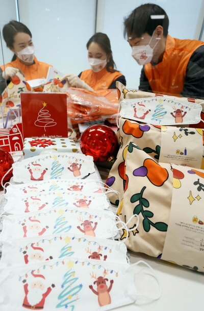 갤러리아백화점 관계자들이 난치성 질환을 앓고 있는 환아에게 전달할 크리스마스 선물을 포장하고 있다. <사진=한화갤러리아>