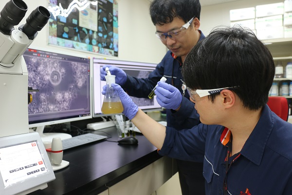 SK인천석유화학 엔지니어들이 사내 폐수처리장 내 실험실에서 미생물 영상 이미지 분석 작업을 하고 있다. <사진=SK인천석유화학>