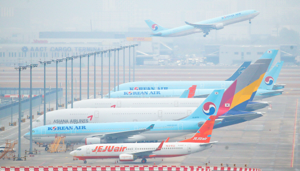 인천공항 주기장에 세워진 대한항공과 아시아나항공 항공기 <사진=연합>