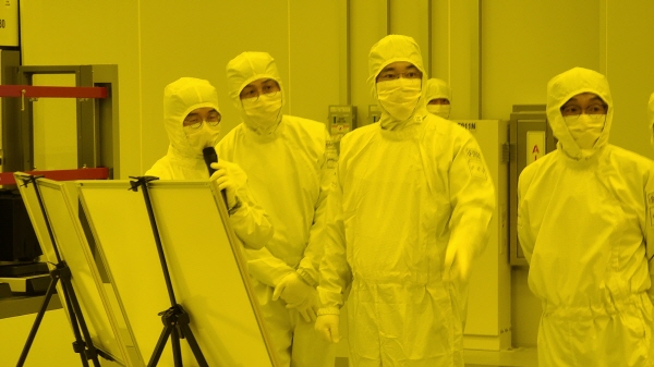 지난 4일 협력사 대표들과 함께 평택 반도체 생산 시설을 찾은 이재용 삼성전자 부회장(왼쪽 세번째) <사진=삼성전자>