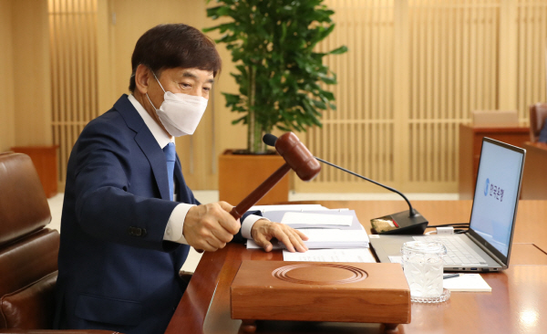 이주열 한국은행 총재가 의사봉을 두드리고 있다. <사진=연합>