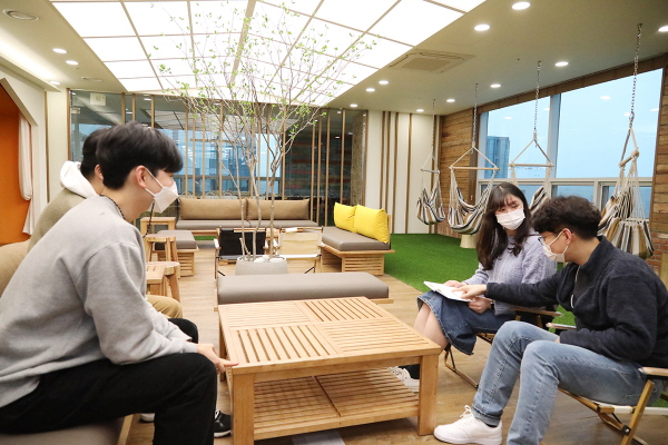 신한L타워 17층 Camping 공용공간에서 직원들이 대화를 나누는 모습<사진=신한생명>