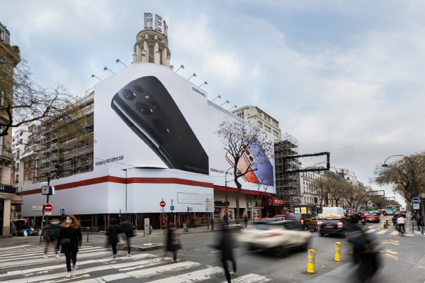 프랑스 파리에 설치된 삼성전자 '갤럭시 S21' 옥외광고 <사진=삼성전자>