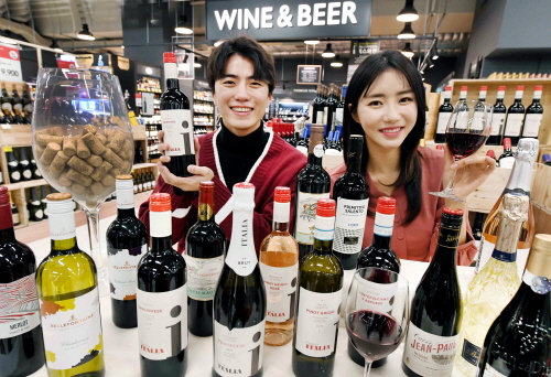 홈플러스 모델들이 18일 서울 등촌동 홈플러스 강서점에서 유럽 와인 23종을 선보이고 있다. 