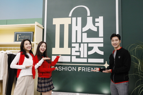 방송인 장영란씨와 유경미, 조준영 K쇼핑 쇼핑호스트가 패션 프렌즈 프로그램을 소개하고 있다. 