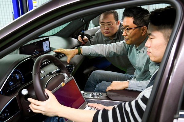 현대자동차그룹 연구원들이  ‘커넥티드 카 인공지능 음성인식 기술’을 테스트하고 있다. <사진=현대자동차그룹>
