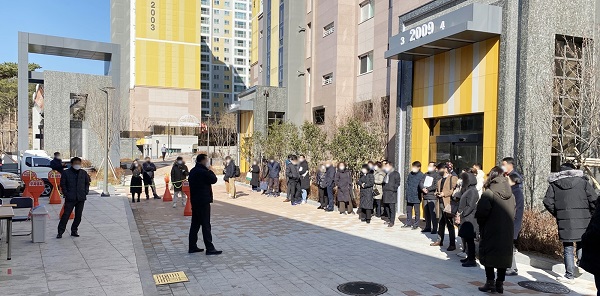 지난 18일 수요자들이 '경산 사동 팰리스 부영' 2단지 상가의 입찰 진행에 참여하고 있다. <사진=부영주택>