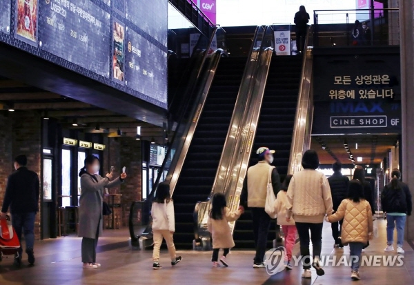 이번달 7일 서울 시내 한 영화관을 찾은 시민들이 주말을 보내고 있다. <사진=연합>