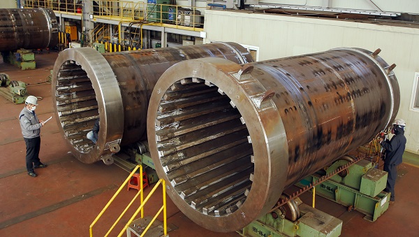 두산중공업 엔지니어들이 사용후 핵연료 저장용기 캐스크를 제작하고 있다. <사진=두산중공업>