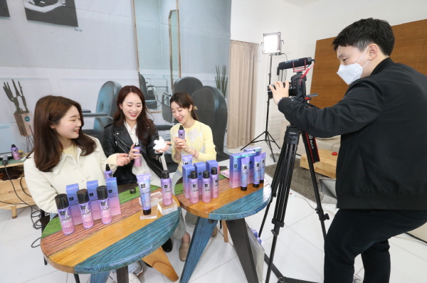 LG생활건강 내추럴 뷰티크리에이터들이 서울 시내 한 스튜디오에서 라이브커머스 현장 실습에 참여하고 있다. <사진=LG생활건강>