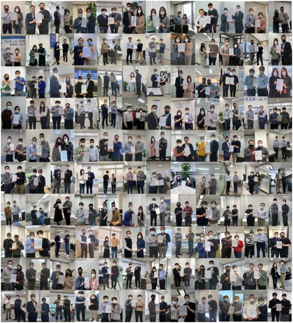 신한카드의 금융소비자 지킴이 120명이 유관 부서장과 함께 금융소비자보호법 준수를 위한 다짐과 함께 서약서를 들고 기념촬영을 하고 있다. <사진=신한카드>