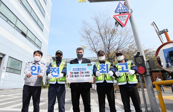 카허 카젬 한국지엠 사장(가운데)과 한국지엠 부평공장 직원들이 주의태만운전 방지 피켓을 들고 캠페인 참여를 독려하고 있다. <사진=한국지엠>