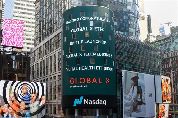 미국 뉴욕 타임스퀘어 나스닥 마켓사이트에 표시된 ‘Global X Telemedicine & Digital Health ETF 상장 축하메세지.<사진=미래에셋자산운용>