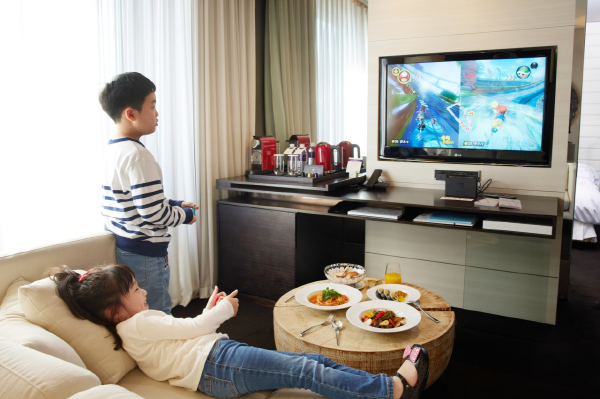 플라자 호텔 프리미어 스위트 객실에서 어린이 고객들이 닌텐도 스위치를 즐기고 있다. <사진=한화호텔앤드리조트>
