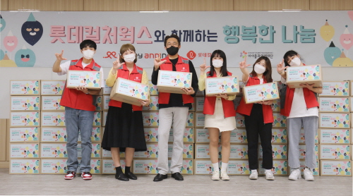 롯데컬처웍스 임직원들이 23일 서울 송파구 롯데시네마 월드타워에서 소외계층 아동들을 돕기 위한 해피박스를 포장하고 기념촬영을 하고 있다. <사진=롯데컬처웍스>