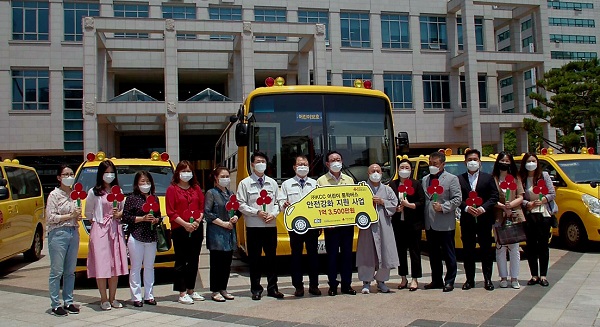 9일 진행된 ‘KCC와 함께하는 어린이 통학버스 안전강화 지원 사업’ 배분 전달식에 참석한 관계자들이 기념촬영을 하고 있다. <사진=KCC>