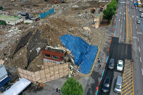 지난 11일 오전 광주 학동 재개발지역 철거건물 붕괴 사고 조사가 진행되고 있다. <사진=연합>