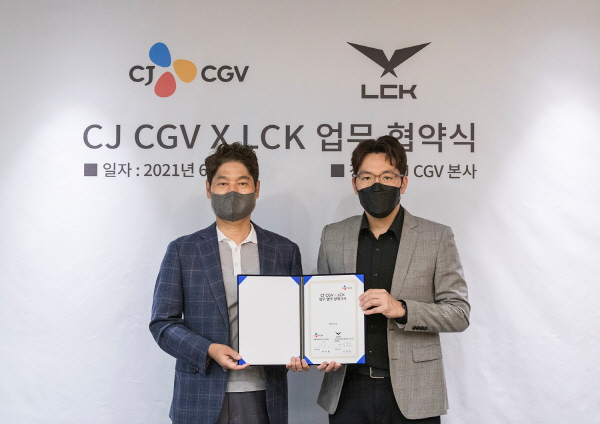 24일 허민회 CJ CGV 대표(왼쪽)와 오상헌 LCK 대표가 서울특별시 용산구 한강로3가 CGV 본사에서 업무 협약을 맺고 기념 사진을 찍고 있다. <사진=CJ CGV>