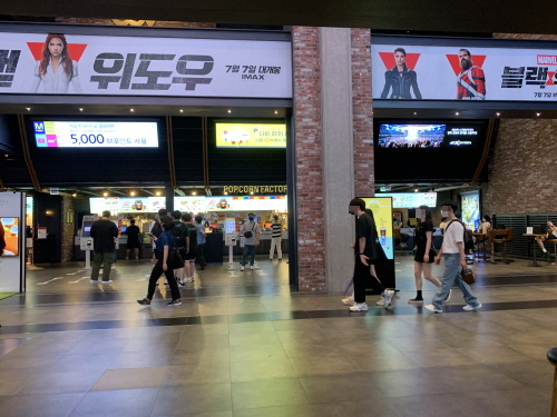 7일 서울 용산구 CGV 용산아이파크몰점이 영화 관람객들로 붐비고 있다. <사진=이금영 기자>