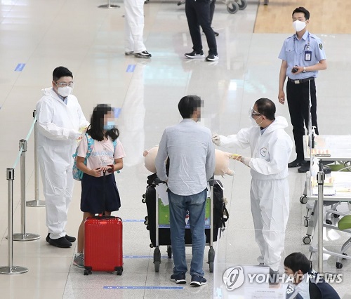 5일 델타형 변이 바이러스에 대한 우려가 커지는 가운데 인천국제공항 제2여객터미널에서 입국자들이 방역 관계자의 안내를 받고 있다. <사진=연합뉴스>