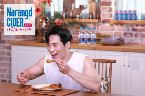 개그맨 김재우가 나랑드사이다 광고 촬영을 하고 있다. 