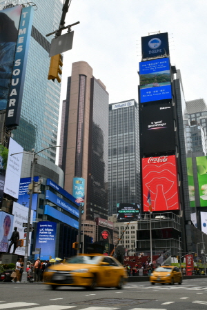 미국 뉴욕 타임스 스퀘어에 공개된 갤럭시 언팩 광고 <사진=삼성전자>