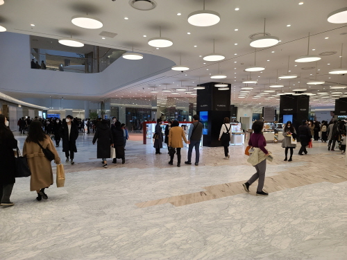 서울 영등포구 여의도동 더현대 서울에서 고객들이 쇼핑을 하고 있다. <사진=성현 기자>