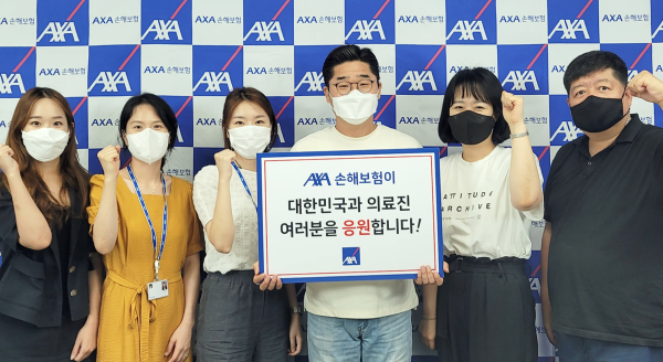 악사손해보험은 지난 26일 폭염과 코로나19 이중고를 겪는 의료진들을 위해 서울 용산구·중구 보건소에 아이스조끼를 기부했다. <사진=악사손해보험>