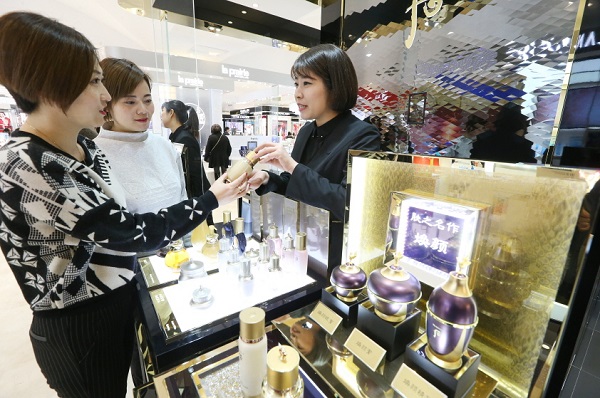 중국 상하이 빠바이반 백화점에 위치한 LG생활건강 '후' 매장에서 중국인 고객들이 제품 설명을 듣고 있다. <사진=LG생활건강>