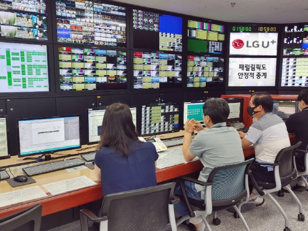 LG유플러스 직원들이 안양방송센터에서 올림픽 방송중계서비스를 지원하고 있다. <사진=LG유플러스>