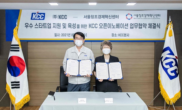 이웅노 KCC 경영전략부문장(왼쪽)과 황윤경 서울창조경제혁신센터장이 업무협약을 체결하고 기념 사진을 찍고 있다. <사진=KCC>