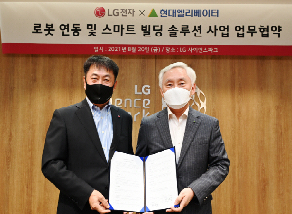 권순황 LG전자 BS사업본부장 사장(왼쪽), 송승봉 현대엘리베이터 대표이사. <사진=LG전자>