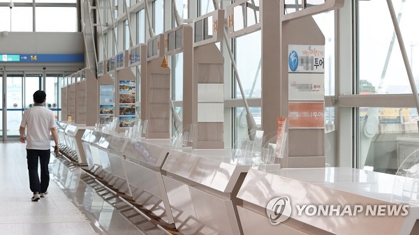 26일 인천국제공항 국제선 여행사 창구가 텅 비어있다. <사진=연합뉴스>