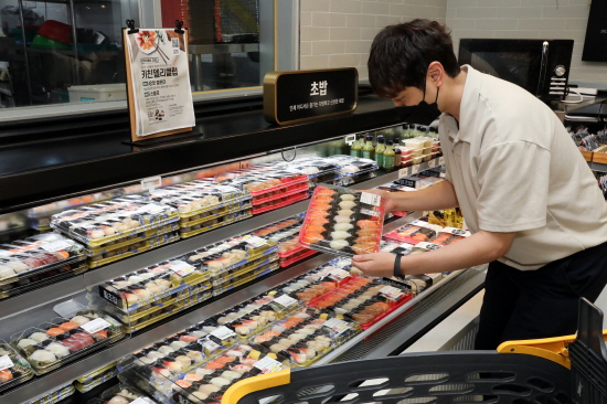 이마트 고객이 초밥세트를 구매하고 있다. 