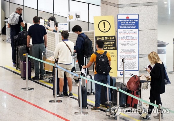 6일 영종도 인천국제공항 제1터미널에서 해외 입국자들이 안내를 받고 있다. <사진=연합뉴스>