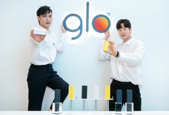 BAT로스만스 모델들이 서울 영등포구 여의도동 IFC몰 팝업스토어에서 궐련형 전자담배 신제품 글로 프로 슬림(glo pro slim)을 소개하고 있다. <사진=>