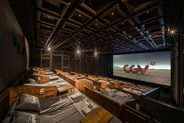 세계 최초 리클라이닝 침대 영화관 템퍼 시네마 <사진=CGV>