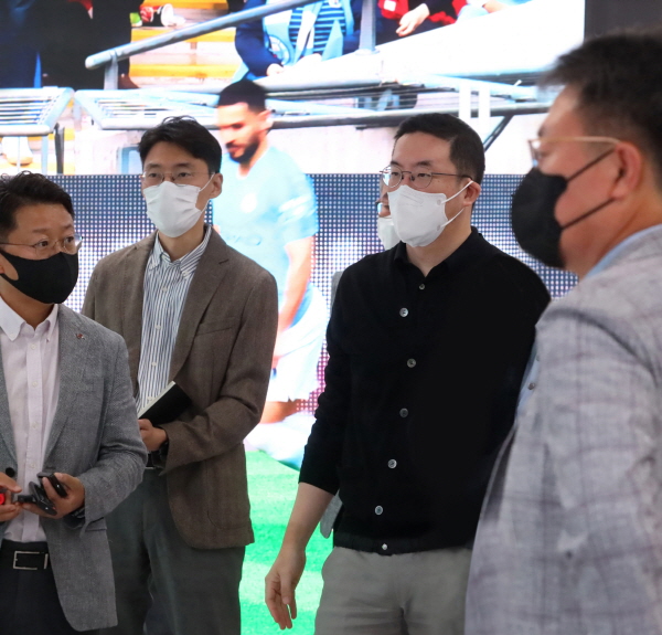 구광모 LG 대표(오른쪽 두번째)가 경기도 평택 LG 디자인파크를 찾아 설명을 듣고 있다.  <사진=LG>