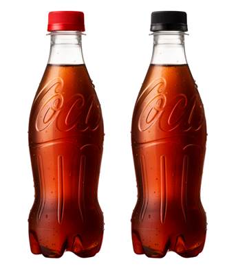 ‘코카콜라 컨투어 라벨프리’ 오리지널과 제로 (왼쪽부터) <사진=코카콜라>