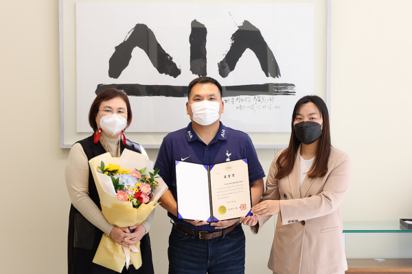 피터 정(가운데) AIA생명 대표이사가 ‘2021 서울사회복지대회’에서 수상한 서울시장상패를 들고 기념사진을 촬영하고 있다. <사진=AIA생명>
