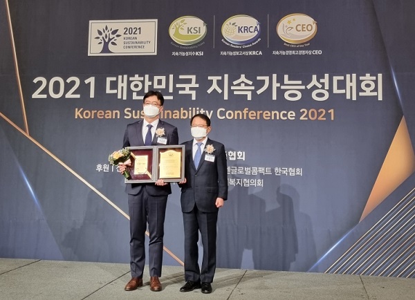 ‘2021 대한민국 지속가능성대회’에서 김상준 KCC 부장(왼쪽)과 강명수 한국표준협회 회장이 기념촬영을 하고 있다. <사진=KCC>