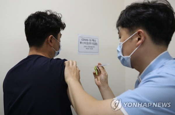 지난달 25일 서울 종로구 서울대학교병원에서 의료진이 신종 코로나바이러스 감염증(코로나19) 백신 추가접종(부스터샷)을 받고 있다. <사진=연합>