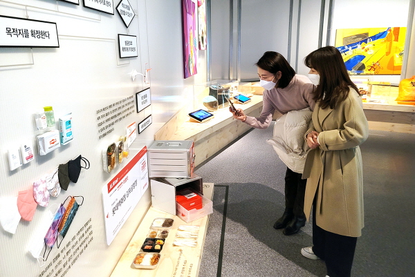 지난 24일 관람객들이 서울 종로구 국립민속박물관에서 열린 ‘역병, 일상’ 특별전에 전시된 제주항공 여행맛 소품들을 관람하고 있다. <사진=제주항공>