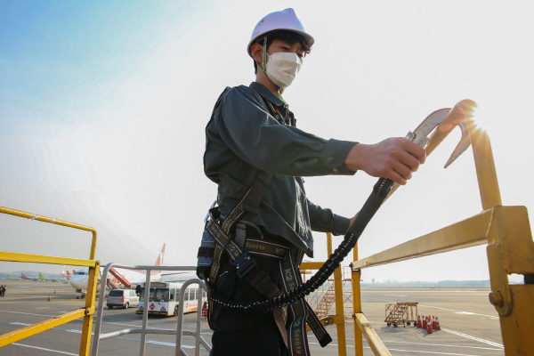 지난 16일 오후 김포공항 계류장에서 티웨이항공 관계자들이 작업 근로자의 안전확보와 안전 저해 요인을 사전에 예방하기 위한 합동안전점검을 진행하고 있다. <사진=티웨이항공>